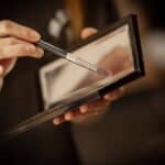 Lápiz de cejas el aliado perfecto para un rostro definido