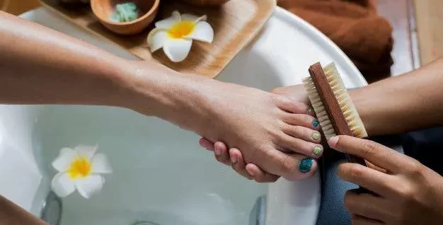 Pedicura en Málaga con Be Calm Club cepillo