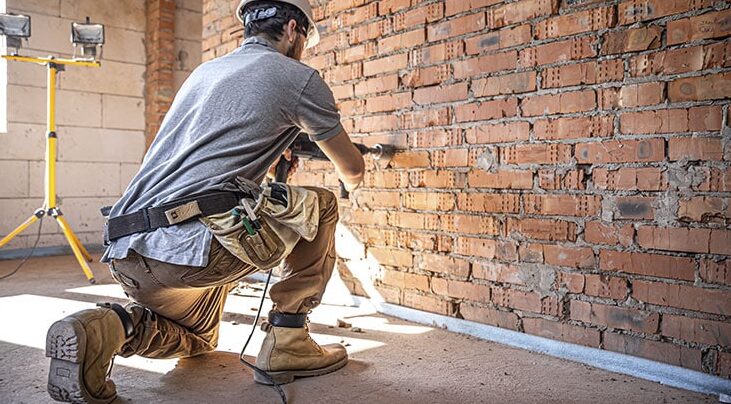 Reformas integrales hombre trabajando