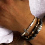 Tendencias modernas en joyería para hombres: elegancia con piedras naturales y estilo cotidiano