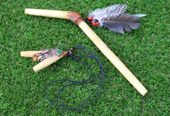 Kuripe y Tepi instrumentos de medicina vegetal amazónica en cesped