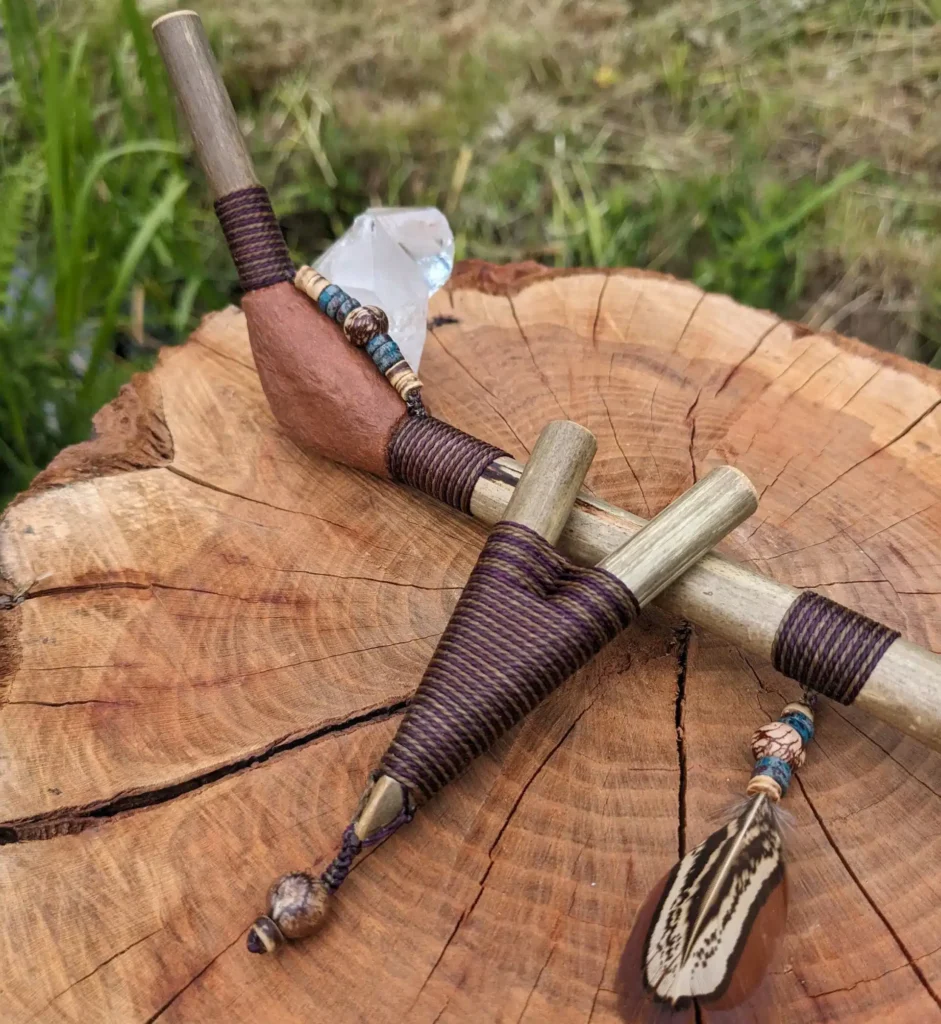 Kuripe y Tepi instrumentos de medicina vegetal amazónica en madera